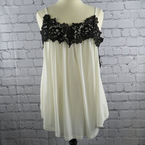 Rosegal Tops - NWT - Women's Plus White Tank w/ Black Lace Detail